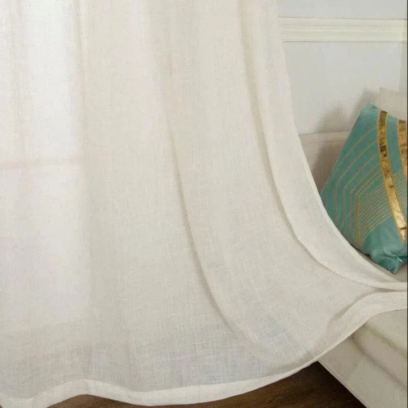 Voilage blanc élégant pour salon moderne, apportant une touche de lumière douce à votre espace de vie. Parfait pour créer une ambiance apaisante et ajouter une finition chic à votre décoration intérieure.