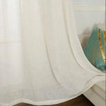 Voilage blanc élégant pour salon moderne, apportant une touche de lumière douce à votre espace de vie. Parfait pour créer une ambiance apaisante et ajouter une finition chic à votre décoration intérieure.