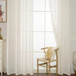 Rideau blanc élégant et moderne pour salon, installé sur une grande fenêtre pour une ambiance lumineuse et épurée. Ajoute une touche de sophistication à votre décoration intérieure. Idéal pour les espaces contemporains ou minimalistes.