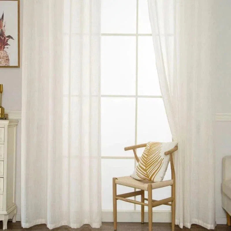 Rideau blanc élégant et moderne pour salon, installé sur une grande fenêtre pour une ambiance lumineuse et épurée. Ajoute une touche de sophistication à votre décoration intérieure. Idéal pour les espaces contemporains ou minimalistes.