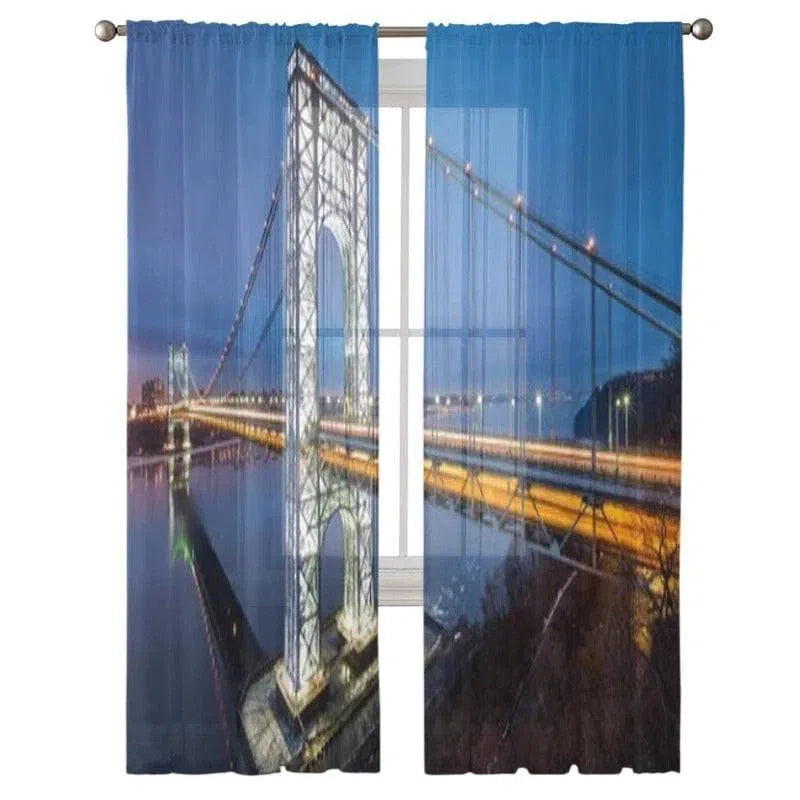 Rideau personnalisé avec vue impressionnante d'un pont illuminé la nuit. Ce rideau offre une ambiance moderne et unique, idéal pour ajouter une touche urbaine et artistique à votre intérieur. Parfait pour le salon, la chambre ou le bureau, il transforme instantanément votre espace avec une scène de ville captivante. Facile à installer et à entretenir, ce rideau est une excellente option pour ceux qui cherchent à personnaliser leur décoration intérieure.