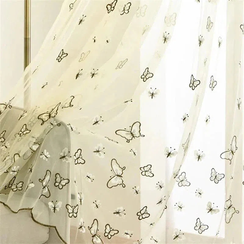 Voilage élégant avec motifs de papillons, idéal pour ajouter une touche de charme et de finesse à votre intérieur. Ce rideau léger apporte une ambiance douce et accueillante à votre pièce, parfait pour les salons, chambres à coucher ou salles à manger. décoration maison, rideau papillon, habillage fenêtre élégant.