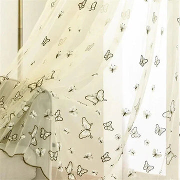 Voilage élégant avec motifs de papillons, idéal pour ajouter une touche de charme et de finesse à votre intérieur. Ce rideau léger apporte une ambiance douce et accueillante à votre pièce, parfait pour les salons, chambres à coucher ou salles à manger. décoration maison, rideau papillon, habillage fenêtre élégant.