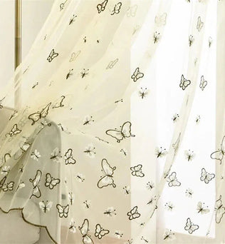 Voilage élégant avec motifs de papillons, idéal pour ajouter une touche de charme et de finesse à votre intérieur. Ce rideau léger apporte une ambiance douce et accueillante à votre pièce, parfait pour les salons, chambres à coucher ou salles à manger. décoration maison, rideau papillon, habillage fenêtre élégant.