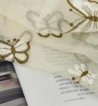 Voilage décoratif avec motif papillons brodés, idéal pour ajouter une touche élégante et aérienne à votre intérieur. Ce rideau léger est parfait pour illuminer vos espaces tout en maintenant une ambiance intime et raffinée. Parfait pour les salons, chambres, ou toute pièce nécessitant une douce filtration de la lumière.
