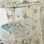 Voilage décoratif motif papillons, idéal pour créer une ambiance légère et élégante dans votre salon ou chambre. Parfait pour ajouter une touche de fantaisie à votre intérieur tout en laissant passer la lumière naturelle. Accessoire tendance pour sublimer vos fenêtres avec style.