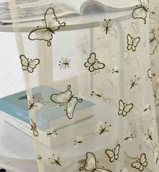 Voilage décoratif motif papillons, idéal pour créer une ambiance légère et élégante dans votre salon ou chambre. Parfait pour ajouter une touche de fantaisie à votre intérieur tout en laissant passer la lumière naturelle. Accessoire tendance pour sublimer vos fenêtres avec style.