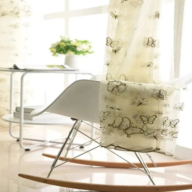 Voilage élégant avec motif papillons, apportant une touche délicate et printanière à votre salon. Parfait pour diffuser une lumière douce et créer une ambiance apaisante. Accessoire décoratif idéal pour un intérieur raffiné et moderne.