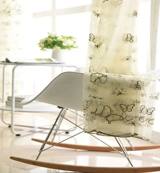 Voilage élégant avec motif papillons, apportant une touche délicate et printanière à votre salon. Parfait pour diffuser une lumière douce et créer une ambiance apaisante. Accessoire décoratif idéal pour un intérieur raffiné et moderne.
