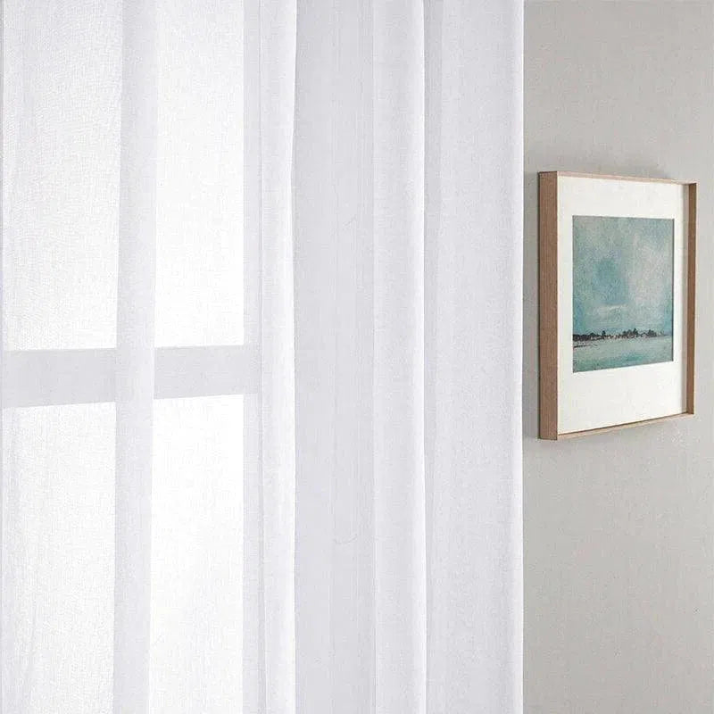 Rideaux blancs élégants pour un intérieur moderne, apportant luminosité et fraîcheur à votre espace. Idéals pour une décoration d'intérieur contemporaine, ces rideaux créent une atmosphère paisible et chic. Parfaits pour salons, chambres ou bureaux.