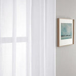 Rideaux blancs élégants pour un intérieur moderne, apportant luminosité et fraîcheur à votre espace. Idéals pour une décoration d'intérieur contemporaine, ces rideaux créent une atmosphère paisible et chic. Parfaits pour salons, chambres ou bureaux.