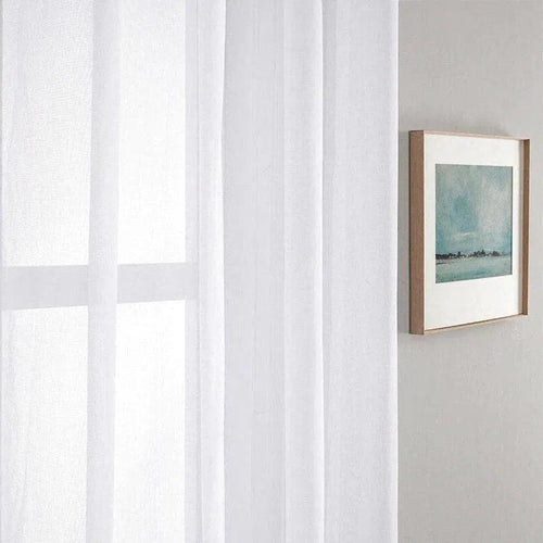 Rideaux blancs élégants pour un intérieur moderne, apportant luminosité et fraîcheur à votre espace. Idéals pour une décoration d'intérieur contemporaine, ces rideaux créent une atmosphère paisible et chic. Parfaits pour salons, chambres ou bureaux.