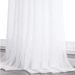 Voilage blanc élégant pour salon ou chambre, idéal pour créer une ambiance lumineuse et aérée. Parfait pour filtrer la lumière naturelle tout en préservant l'intimité. Accessoire décoratif chic et intemporel pour rehausser la décoration intérieure.