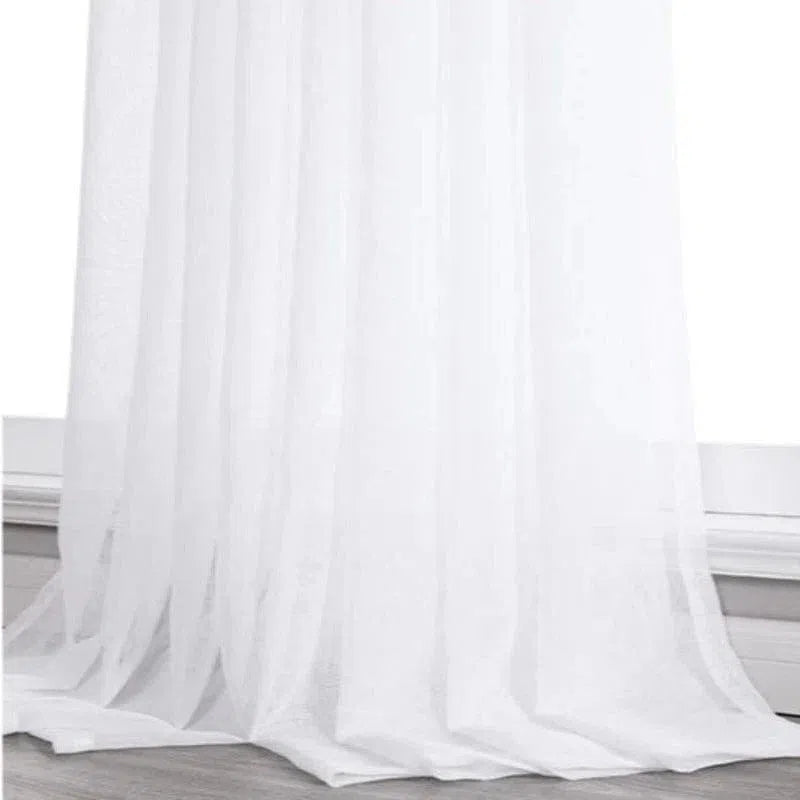 Voilage blanc élégant pour salon ou chambre, idéal pour créer une ambiance lumineuse et aérée. Parfait pour filtrer la lumière naturelle tout en préservant l'intimité. Accessoire décoratif chic et intemporel pour rehausser la décoration intérieure.
