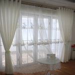 Rideaux élégants pour salon avec motifs floraux délicats, apportant une touche de sophistication et de luminosité. Parfaits pour habiller joliment vos fenêtres tout en préservant l'intimité de votre intérieur. Idéaux pour une ambiance moderne et raffinée.