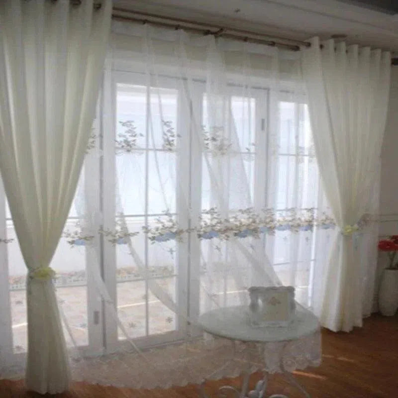 Rideaux élégants pour salon avec motifs floraux délicats, apportant une touche de sophistication et de luminosité. Parfaits pour habiller joliment vos fenêtres tout en préservant l'intimité de votre intérieur. Idéaux pour une ambiance moderne et raffinée.