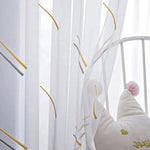 Voilage moderne avec motifs géométriques subtils, idéal pour une décoration intérieure élégante et contemporaine. Ce rideau transparent apporte une touche délicate et lumineuse à votre pièce, tout en préservant votre intimité. Parfait pour les chambres ou le salon, ce voilage s'accorde avec divers styles décoratifs. Transformez votre espace avec ce voilage tendance et fonctionnel.
