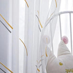 Rideaux décoratifs modernes translucides pour chambre d'enfant avec motifs colorés. Design élégant et lumineux apportant une touche de fantaisie et de charme à la décoration d'intérieur. Idéal pour créer une atmosphère douce et accueillante grâce à son style moderne et aérien. Ces rideaux conviennent parfaitement à un espace de jeu ou de repos pour les enfants, favorisant une ambiance sereine et joyeuse.