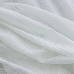 Texture délicate d'un tissu blanc avec motifs géométriques subtils, idéal pour des projets créatifs ou de décoration intérieure. Découvrez ce design élégant qui apporte une touche raffinée et moderne à tout espace.