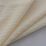 Tissu tricoté beige clair avec motif en chevrons, idéal pour la confection de vêtements confortables et élégants. Texture raffinée apportant une touche sophistiquée à vos créations textiles. Parfait pour des projets de couture modernes et stylés.