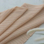 Écharpe tricotée beige, design sobre, parfait pour les saisons fraîches. Accessoire de mode élégant et polyvalent, idéal pour rehausser n'importe quelle tenue avec style. Disponible dans un ton neutre facilement assorti à vos autres vêtements.