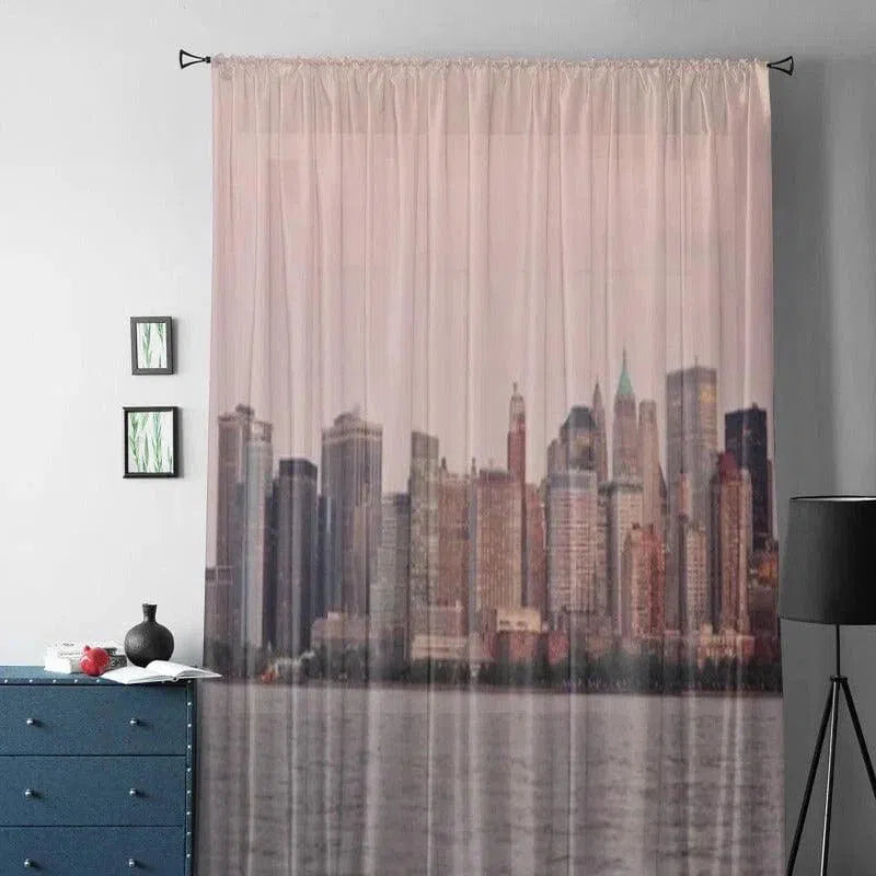 Voilage décoratif avec impression d’une métropole moderne, idéal pour sublimer votre intérieur. Ce rideau design apporte une touche urbaine et contemporaine à votre salon ou chambre. Parfait pour les amateurs de décoration inspirée des grandes villes. Facile à installer, il transforme votre espace de vie avec élégance.