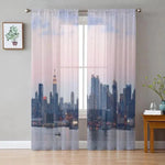 Rideaux décoratifs avec impression de ligne d'horizon urbaine au crépuscule, apportant une touche moderne et élégante à votre intérieur. Ces rideaux créent une ambiance apaisante avec une vue panoramique sur la ville, idéale pour le salon ou la chambre à coucher. Améliorez votre décoration avec ces rideaux qui laissent passer la lumière tout en préservant l'intimité. Fácil à installer et à intégrer dans n'importe quel style de décoration.
