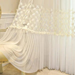 Rideau élégant et raffiné, parfait pour apporter une touche de charme à votre intérieur. Décoré de motifs délicats, il offre une ambiance lumineuse et apaisante à votre salon ou chambre. Accessoire idéal pour habiller vos fenêtres avec style et sophistication.