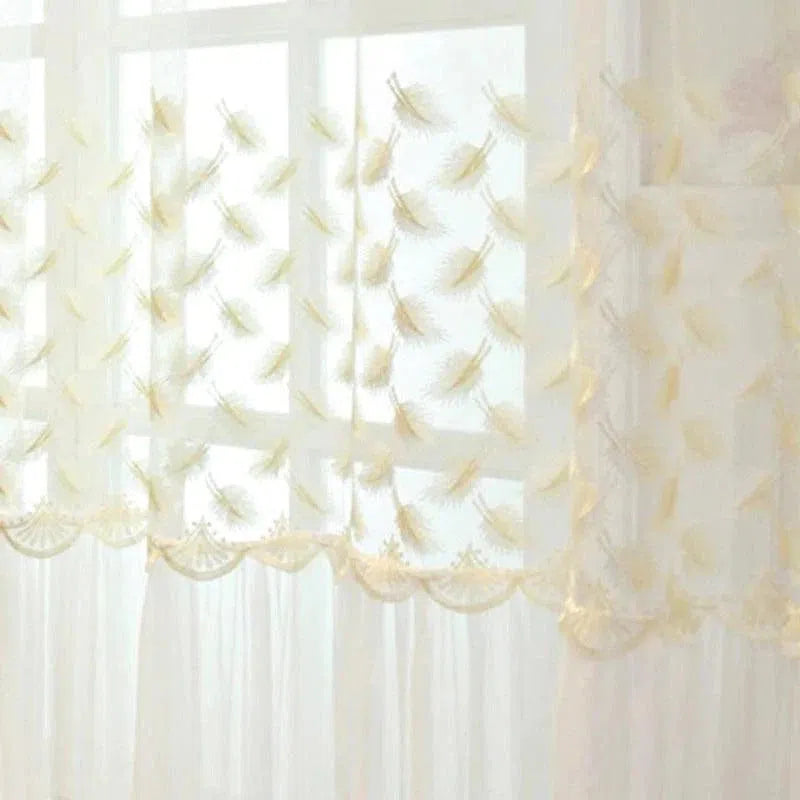 Voilage décoratif avec motifs élégants pour fenêtres, ajoutant une touche lumineuse et raffinée à votre intérieur, idéal pour habiller votre salon ou chambre à coucher.