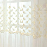 Voilage décoratif avec motifs élégants pour fenêtres, ajoutant une touche lumineuse et raffinée à votre intérieur, idéal pour habiller votre salon ou chambre à coucher.