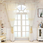 Rideaux élégants blancs pour salon, ton crème doux, décoration intérieure romantique, fenêtre cintrée avec rideaux transparents, ambiance lumineuse et raffinée, idéale pour maisons modernes et classiques.