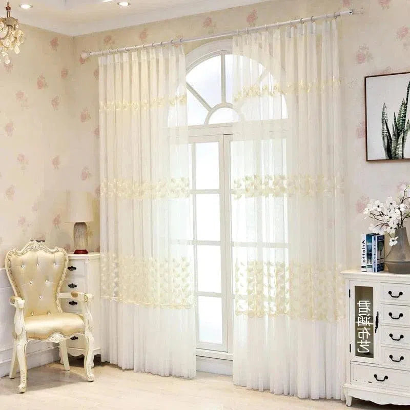 Voilage élégant pour fenêtre, idéal pour salon lumineux, offrant une ambiance chic et raffinée. Parfait pour les intérieurs au style classique. Ajoutez une touche de délicatesse à votre décoration grâce à ces rideaux transparents ornés de motifs élégants. Choix parfait pour améliorer l'esthétique de votre pièce tout en gardant une lumière douce et naturelle.