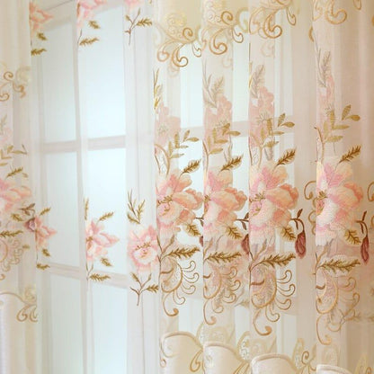 Voilage élégant à motifs floraux pour salon, idéal pour ajouter une touche de délicatesse et de luminosité à votre intérieur. Décoratif et raffiné, ce rideau habillera vos fenêtres avec charme, créant une ambiance chaleureuse et accueillante dans votre maison. Parfait pour sublimer un séjour ou une chambre avec son design floral subtil et ses teintes pastel.