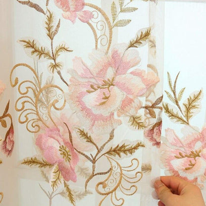 Rideau transparent avec broderie florale rose et beige, idéal pour ajouter une touche élégante et romantique à votre intérieur. Ce voilage raffiné convient parfaitement pour décorer un salon ou une chambre, créant une ambiance douce et chaleureuse. Les motifs floraux délicats ajoutent une dimension artistique à votre décoration intérieure.