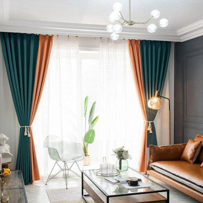 Rideaux élégants bicolores orange et bleu foncé pour salon moderne. Ces rideaux sont parfaits pour ajouter une touche contemporaine à votre espace, tout en offrant une belle lumière naturelle. Idéal pour les intérieurs modernes et minimalistes, avec un canapé assorti et des plantes vertes pour une ambiance chaleureuse et accueillante. Disponible en différentes tailles pour s'adapter à votre espace spécifique.