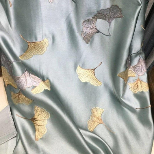 Rideau élégant avec motif de feuilles, idéal pour ajouter une touche naturelle et sophistiquée à votre intérieur. Design contemporain avec des détails raffinés, parfait pour les salons ou chambres à coucher. Créez une ambiance apaisante et moderne avec ce rideau décoratif unique.