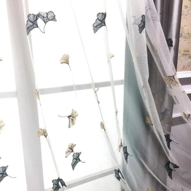 Rideau élégant avec motifs floraux sur fond translucide, idéal pour apporter une touche de fraîcheur et de luminosité à votre intérieur. Ce modèle est parfait pour le salon, la chambre ou n'importe quelle pièce nécessitant une décoration aérienne et raffinée. Ajoutez une ambiance douce et naturelle à votre espace avec ce rideau au design délicat et moderne.