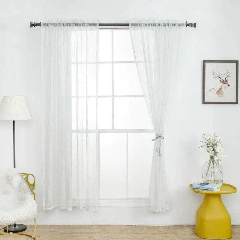 Voilage blanc aérien pour fenêtre, élégant et moderne, idéal pour habiller votre intérieur. Misez sur une décoration lumineuse et épurée avec ces rideaux transparents. Ajoutez une touche de douceur à votre salon ou chambre avec ce voilage intemporel. Accessoire déco indispensable pour un espace accueillant et chaleureux.