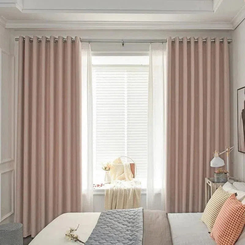 Rideaux opaques roses suspendus dans une chambre moderne avec une décoration apaisante, mettant en valeur une ambiance douce et relaxante. Parfait pour ajouter une touche esthétique et chaleureuse à votre intérieur tout en préservant votre intimité.