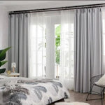 Rideau occultant gris élégant pour chambre moderne, offrant une ambiance chic et intimité. Idéal pour décoration intérieure avec lit imprimé tropical et mobilier moderne. Parfait pour améliorer l'esthétique et le confort de votre espace tout en filtrant la lumière.