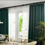Rideau élégant vert foncé pour habillage de fenêtre, apportant une touche moderne et sophistiquée à votre salon. Disponible avec une longueur suffisante pour les grandes baies vitrées, il crée une atmosphère chaleureuse tout en permettant de contrôler la luminosité. Un choix parfait pour rehausser la décoration intérieure de votre maison.