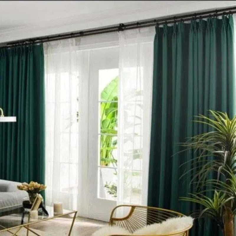 Rideau élégant vert foncé pour habillage de fenêtre, apportant une touche moderne et sophistiquée à votre salon. Disponible avec une longueur suffisante pour les grandes baies vitrées, il crée une atmosphère chaleureuse tout en permettant de contrôler la luminosité. Un choix parfait pour rehausser la décoration intérieure de votre maison.