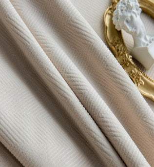 Tissu élégant de couleur beige avec motif subtil, parfait pour des décorations intérieures modernes. Idéal pour confectionner des rideaux ou des tentures afin d’ajouter une touche de sophistication à votre espace de vie. Accessoire chic et raffiné pour embellir votre maison.