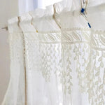 Rideaux élégants avec motifs délicats pour décoration intérieure, parfaits pour ajouter une touche de sophistication à votre maison. Équilibre parfait entre style et fonctionnalité pour un intérieur raffiné. Idéal pour salon ou chambre, ces rideaux apportent une ambiance lumineuse et chaleureuse.
