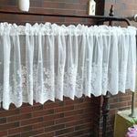 Rideau de fenêtre blanc élégant avec des motifs floraux, idéal pour ajouter une touche délicate et stylée à votre décoration intérieure. Parfait pour les cuisines ou les espaces nécessitant une lumière naturelle tamisée. Facile à installer, ce rideau offre une ambiance chaleureuse et accueillante.