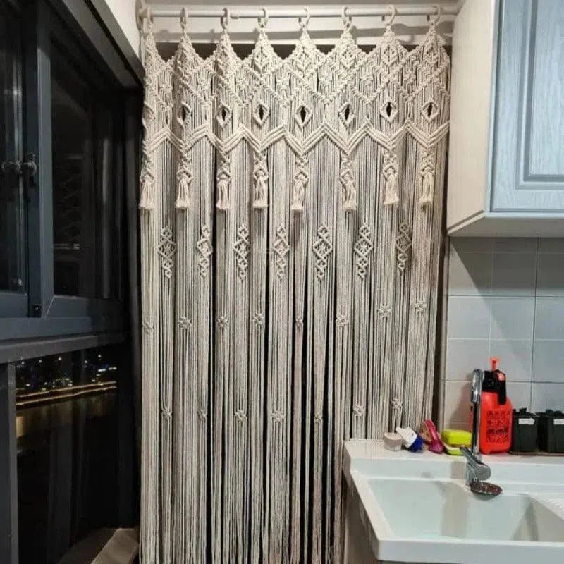 Rideau en macramé pour intérieur, design artisanal avec motifs décoratifs élégants, idéal pour la décoration de fenêtres dans une cuisine moderne. Accessoire de maison tendance, ajoutant une touche bohème et chic à tout espace.