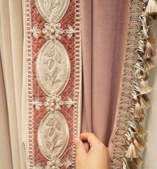 Rideau élégant en tissu beige et rose avec bordure brodée florale et perles. Décoration frangée sophistiquée sur le côté, idéale pour ajouter une touche de luxe à votre salon ou chambre. Accessoire parfait pour un intérieur raffiné et moderne.