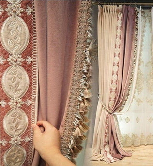 Rideau élégant en tissu rose avec motif floral brodé, franges décoratives et doublure translucide. Design classique idéal pour salon ou chambre, ajoutant une touche de sophistication et de raffinement à votre intérieur. Parfait pour filtrer la lumière tout en préservant l'intimité.