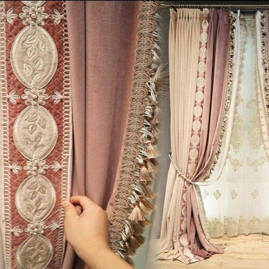 Rideau élégant en tissu rose avec motif floral brodé, franges décoratives et doublure translucide. Design classique idéal pour salon ou chambre, ajoutant une touche de sophistication et de raffinement à votre intérieur. Parfait pour filtrer la lumière tout en préservant l'intimité.