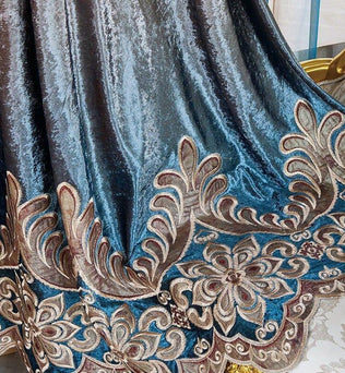 Rideau bleu avec broderies florales dorées et motifs décoratifs, parfait pour apporter une touche élégante et sophistiquée à votre intérieur. Idéal pour un salon ou une chambre, ce rideau allie style et raffinement pour transformer votre espace de vie.